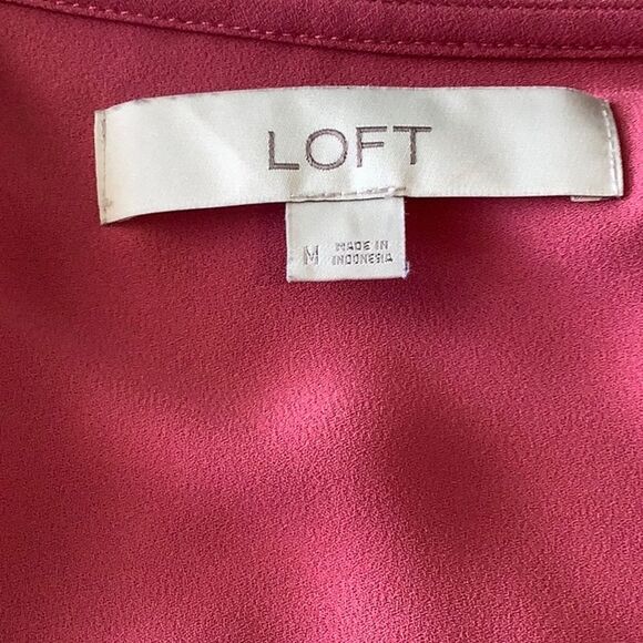 🌺 LOFT Coral Flutter Sleeve Blouse – V-Neck w/ Gold Buttons – Size M - Picture 5 of 5